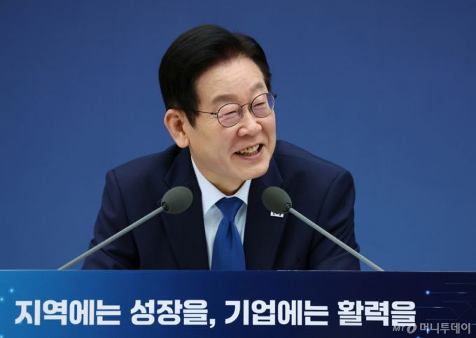 [세종=뉴시스] 이재명 대통령이 17일 세종시 정부세종컨벤션센터에서 열린 산업통상부·지식재산처·중소벤처기업부 업무보고에서 발언하고 있다.2025.12.17. /사진= (대통령실통신사진기자단)