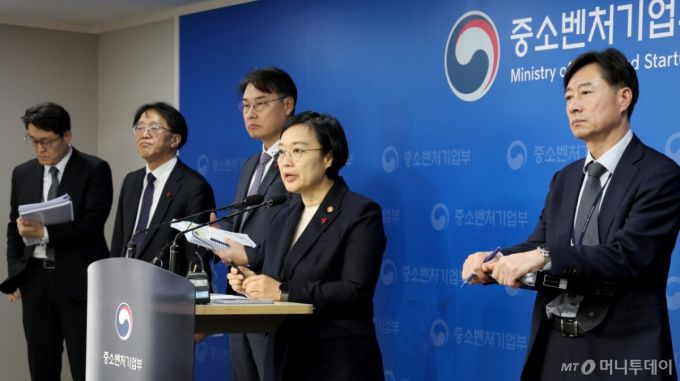 (세종=뉴스1) 김기남 기자 = 한성숙 중소벤처기업부 장관(오른쪽 두번째)이 17일 오후 세종시 정부세종청사 중소벤처기업부 브리핑실에서 2026년 업무계획 내용을 설명하고 있다. 2025.12.17/뉴스1 Copyright (C) 뉴스1. All rights reserved. 무단 전재 및 재배포,  AI학습 이용 금지. /사진=(세종=뉴스1) 김기남 기자