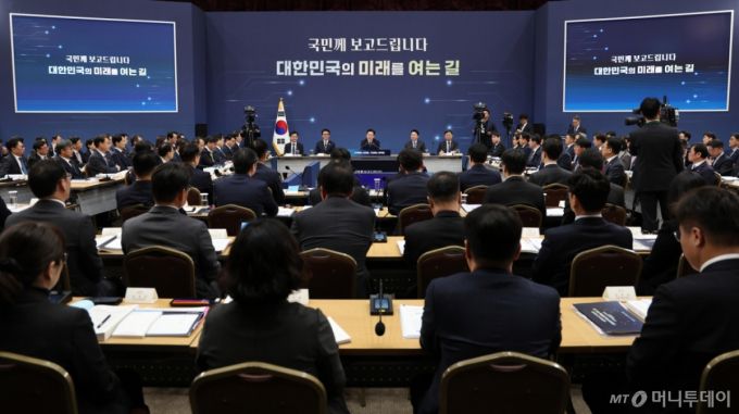 [세종=뉴시스] 최동준 기자 = 이재명 대통령이 17일 세종시 정부세종컨벤션센터에서 열린 산업통상자원부·지식재산처·중소벤처기업부 업무보고에서 발언하고 있다. (대통령실통신사진기자단) 2025.12.17. photocdj@newsis.com /사진=