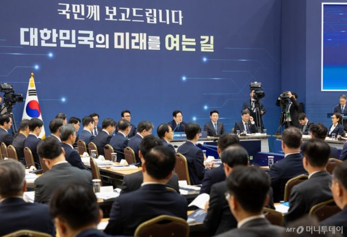 (서울=뉴스1) 허경 기자 = 이재명 대통령이 17일 세종시 정부세종컨벤션센터에서 열린 산업통상자원부·지식재산처·중소벤처기업부 업무보고에서 발언하고 있다. (대통령실 제공. 재판매 및 DB 금지) 2025.12.17/뉴스1  Copyright (C) 뉴스1. All rights reserved. 무단 전재 및 재배포,  AI학습 이용 금지. /사진=(서울=뉴스1) 허경 기자