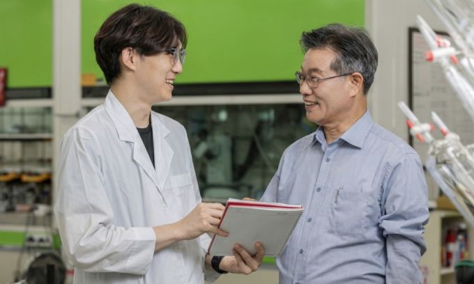 박태교 인투셀 대표(오른쪽)이 연구자와 대화를 나누고 있다. /사진=인투셀