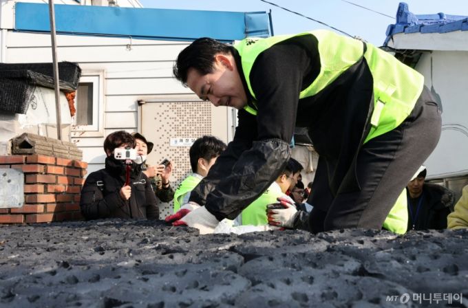 [고양=뉴시스] 박주성 기자 = 장동혁 국민의힘 대표가 17일 경기 고양시 화전마을에서 '청년과 함께 따뜻한 겨울나기' 연탄 배달 봉사활동을 하고 있다. (공동취재) 2025.12.17. photo@newsis.com /사진=