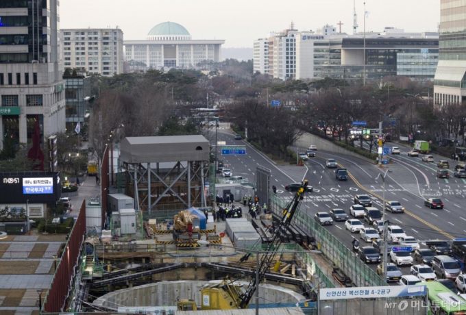 서울 여의도역 신안산선 공사현장에서 철근이 무너져 내린 사고가 발생한 18일 서울 여의도 신안산선 공사현장에서 관계자들이 현장을 살펴보고 있다. 2025.12.18./사진=뉴스1 김근수
