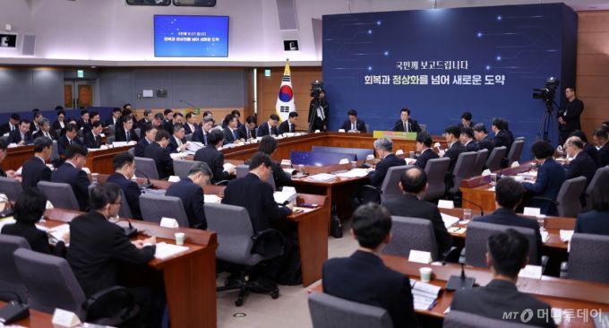 [서울=뉴시스] 고범준 기자 = 이재명 대통령이 19일 서울 종로구 정부서울청사 별관에서 열린 금융위원회·공정거래위원회 업무보고에서 발언하고 있다. (대통령실통신사진기자단) 2025.12.19. bjko@newsis.com /사진=