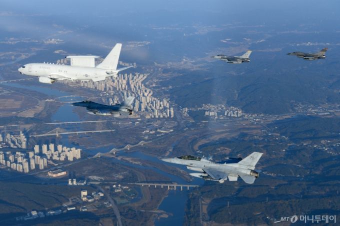 [서울=뉴시스] 연합 편대비행 공중 지휘에 나선 진영승 합참의장과 존 대니얼 케인 미국 합참의장이 탑승한 KF-16, F-16과 E-737 항공통제기 등 항공기가 3일 한반도 상공을 비행하고 있다. (사진=합동참모본부 제공) 2025.11.03.