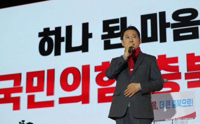 (청주=뉴스1) 김용빈 기자 = 장동혁 국민의힘 대표가 19일 충북 청주오스코에서 열린 충북도당 당원교육에 참석해 축사하고 있다. 2025.12.19/뉴스1  Copyright (C) 뉴스1. All rights reserved. 무단 전재 및 재배포,  AI학습 이용 금지. /사진=(청주=뉴스1) 김용빈 기자