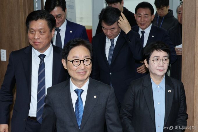 (서울=뉴스1) 신웅수 기자 = 대전·충남에 지역구를 둔 더불어민주당 의원들이 19일 서울 여의도 국회 소통관에서 대전·충남 통합 관련 기자회견을 하기 위해 회견장을 입장하고 있다. 2025.12.19/뉴스1  Copyright (C) 뉴스1. All rights reserved. 무단 전재 및 재배포,  AI학습 이용 금지. /사진=(서울=뉴스1) 신웅수 기자