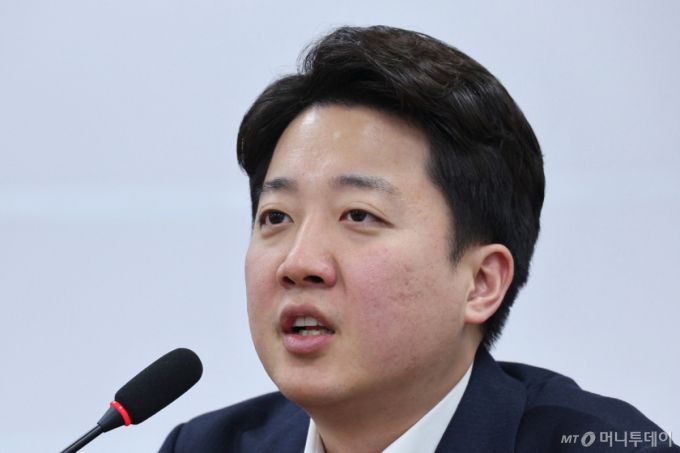 (서울=뉴스1) 신웅수 기자 = 이준석 개혁신당 대표가 18일 서울 여의도 국회에서 열린 최고위원회의에서 발언하고 있다. 2025.12.18/뉴스1  Copyright (C) 뉴스1. All rights reserved. 무단 전재 및 재배포,  AI학습 이용 금지. /사진=(서울=뉴스1) 신웅수 기자