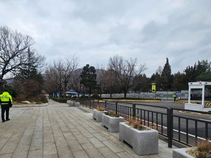 19일 오전 서울 종로구 청와대 정문 인근 모습. 형광색 옷을 입은 경찰관들이 순찰 중이었지만, 별다른 제지 없이 통과할 수 있었다./사진=박상혁 기자.