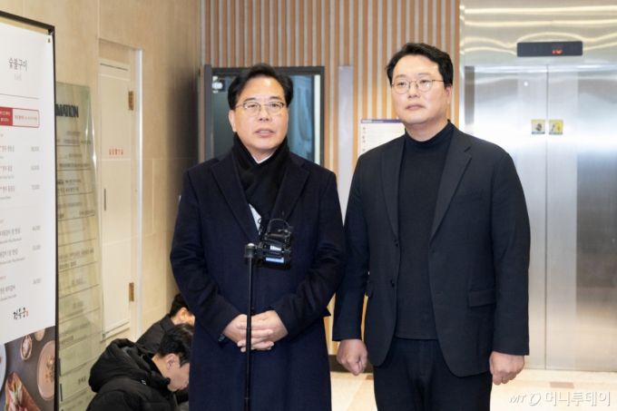 (서울=뉴스1) 이승배 기자 = 송언석 국민의힘 원내대표와 천하람 개혁신당 원내대표가 21일 서울 여의도의 한 식당에서 '통일교 특검법' 합의를 위한 오찬 회동을 마치고 브리핑하고 있다. 2025.12.21/뉴스1  Copyright (C) 뉴스1. All rights reserved. 무단 전재 및 재배포,  AI학습 이용 금지. /사진=(서울=뉴스1) 이승배 기자