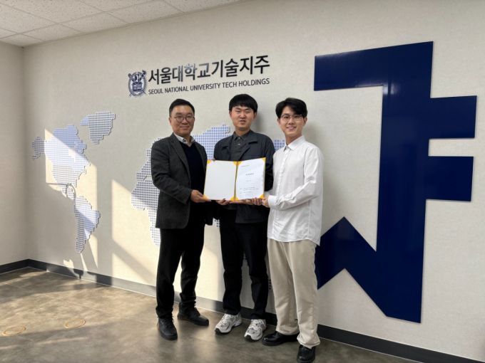 (사진 좌측부터) 서울대학교기술지주 목승환 대표, 레비오사에이아이 주하람 대표, 주하담 공동창업자/사진제공=서울대기술지주