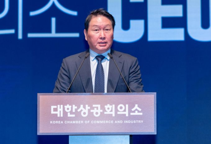 [서울=뉴시스] 황준선 기자 = 최태원 대한상공회의소 회장이 18일 오전 서울 중구 대한상공회의소에서 열린 부총리 겸 과학기술정보통신부 장관 초청 대한상공회의소 CEO 조찬 간담회에서 인사말을 하고 있다. 2025.12.18. hwang@newsis.com /사진=황준선