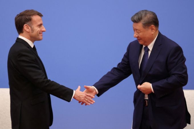 에마뉘엘 마크롱 프랑스 대통령과 시진핑 중국 국가주석이 4일 중국 베이징에서 열린 제7차 프랑스-중국 비즈니스 협의회 회의에서 악수를 하고 있다. /로이터=뉴스1