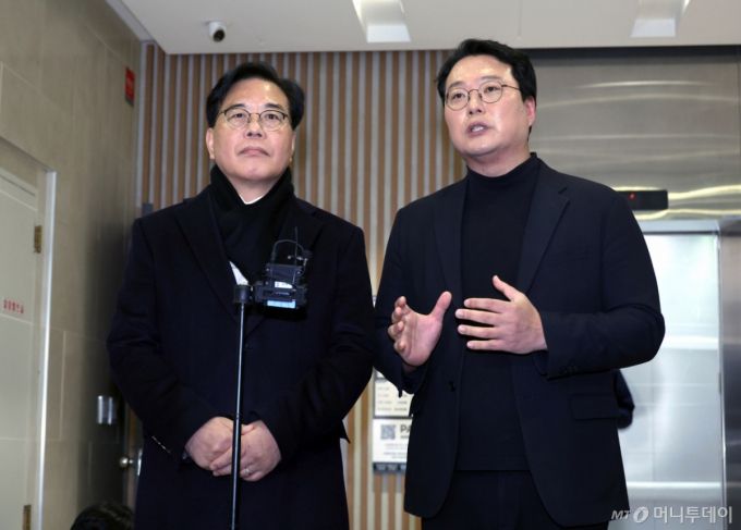 [서울=뉴시스] 김금보 기자 = 송언석 국민의힘 원내대표와 천하람 개혁신당 원내대표가 21일 서울 여의도 한 식당에서 '통일교 특검법 발의' 관련 비공개 회동을 마친 뒤 기자회견을 하고 있다. 2025.12.21. kgb@newsis.com /사진=김금보