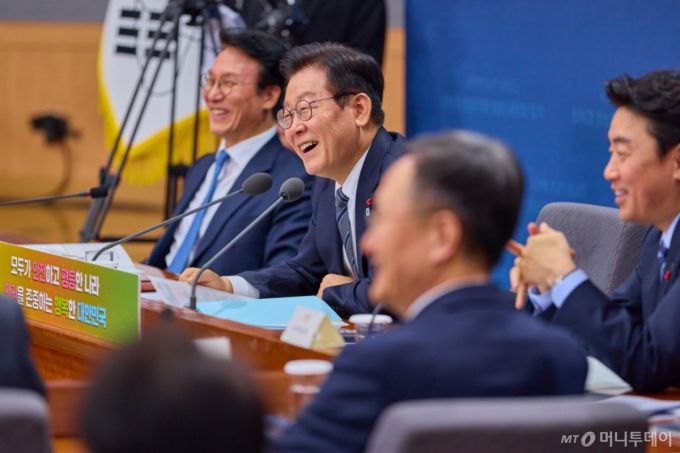 (서울=뉴스1) 허경 기자 = 이재명 대통령이 19일 서울 종로구 정부서울청사 별관에서 열린 법무부(대검찰청)·성평등가족부 업무보고에서 미소 짓고 있다. (대통령실 제공. 재판매 및 DB 금지) 2025.12.19/뉴스1  Copyright (C) 뉴스1. All rights reserved. 무단 전재 및 재배포,  AI학습 이용 금지. /사진=(서울=뉴스1) 허경 기자