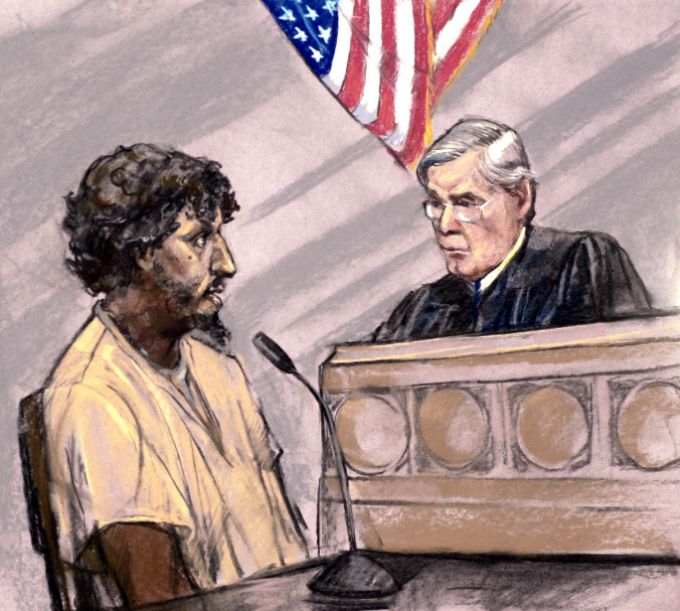 2001년 12월 22일(이하 현지시간) 아메리칸 항공 63편에서 운동화에 숨겨둔 폭발물을 터뜨리려다 붙잡힌 리처드 리드가 이듬해 10월 4일 미국 매사추세츠주 보스턴 연방 법원에서 항공기 폭탄 테러를 시도한 혐의에 대해 유죄를 인정하는 모습을 묘사한 제인 플라벨의 법정 스케치다. /AFPBBNews=뉴스1