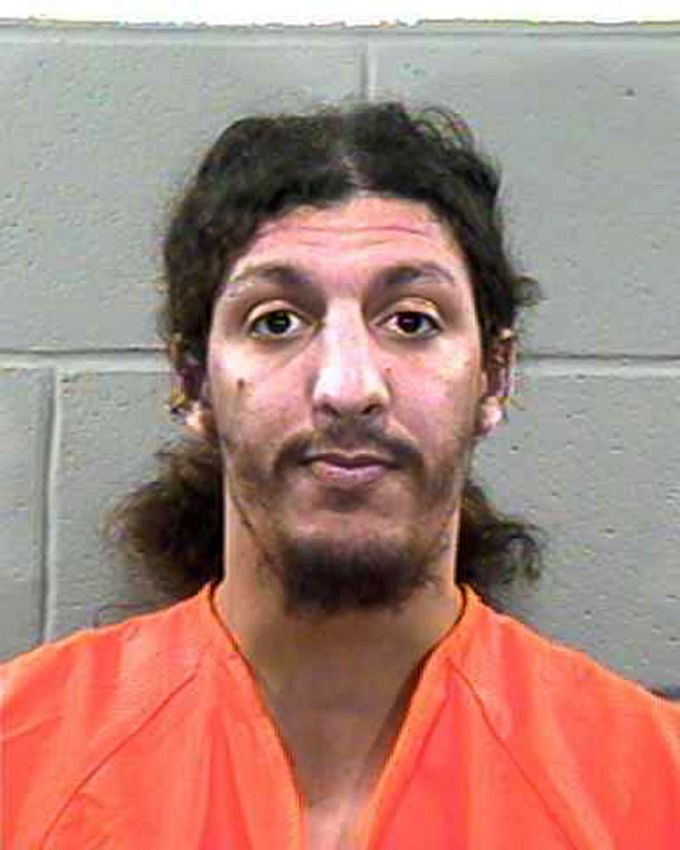 2001년 12월 22일(현지시간) 아메리칸 항공 63편에서 운동화 속 폭발물을 터뜨리려고 했던 리처드 리드의 모습. 리드는 3번의 종신형과 가석방 없는 110년형을 선고 받았다. 그에게는 총 200만 달러의 벌금도 선고됐다.  /로이터=뉴스1, FBI 공식 홈페이지