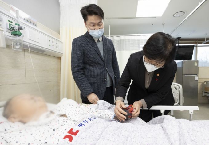 지난 19일 이윤환 이사장이 정은경 보건복지부 장관과 경도요양병원을 둘러보며 '존엄케어'에 대해 소개하고 있다./사진=보건복지부