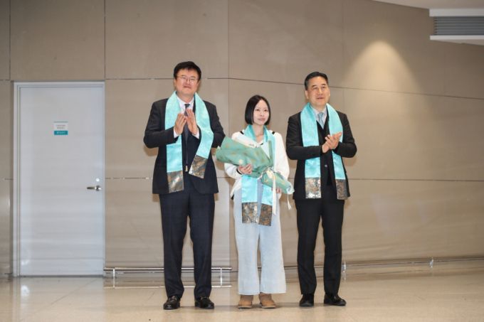 김대현 문체부 제2차관과 서영충 한국관광공사 사장 직무대행이 한국에 1850만 번째 외래관광객으로 입국하는 싱가포르인 샬메인 리씨와 사진 찍는 모습/사진제공=한국관광공사