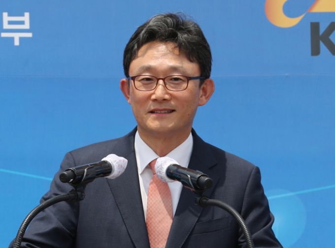 KT 이사회가 박윤영 전 KT 기업부문장 사장을 차기 KT 대표이사(CEO) 단수 후보로 확정했다. 박 전 사장의 임기는 내년 3월말 정기 주주총회 의결을 거쳐 시작된다. /사진=뉴스1