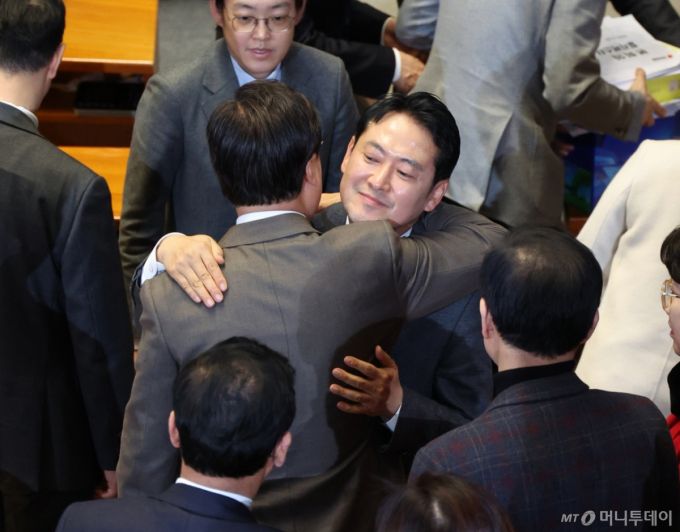 [서울=뉴시스] 김금보 기자 = 장동혁 국민의힘 대표가 23일 서울 여의도 국회에서 열린 제430회국회(임시회) 제2차 본회의에서 '내란전담재판부설치 관련 법안'에 대한 반대 무제한토론(필리버스터)을 마친 뒤 김대식 의원에게 격려를 받고 있다. 2025.12.23. kgb@newsis.com /사진=김금보