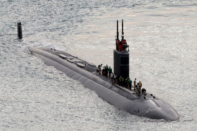 미국 해군의 로스앤젤레스급(LA급) 공격형 핵추진잠수함 '그린빌함'(SSN-772·6900t급)이 23일 오전 부산 남구 해군작전사령부 부산작전기지에 입항하고 있다. / 사진=뉴시스