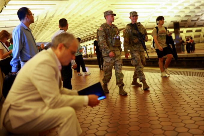 8월25일(현지시간) 미국 워싱턴 D.C. 메트로 센터역에서 사우스캐롤라이나 주방위군 대원들이 순찰을 돌고 있는 모습 /로이터=뉴스1