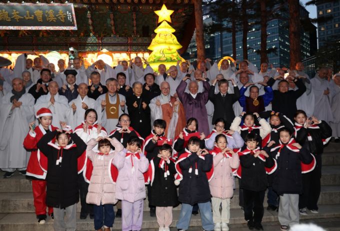 조계종 총무원장 진우스님과 조계사 소년소녀합창단 등이 지난 18일 오후 서울 종로구 조계사에서 열린 2025년 크리스마스 트리등 점등식에서 기념촬영을 하고 있다. / 사진 = 뉴시스