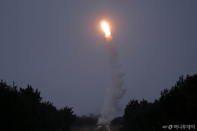 북한이 신형 반항공미사일을 시험발사했다고 25일 밝혔다. 노동당 기관지 노동신문은 시험발사가 전날인 24일 이뤄졌으며, 김정은 노동당 총비서가 이를 참관했다고 보도했다. 신문이 공개한 사진에 따르면 이 미사일은 지대공미사일로 보인다. / 사진=뉴스1(노동신문)