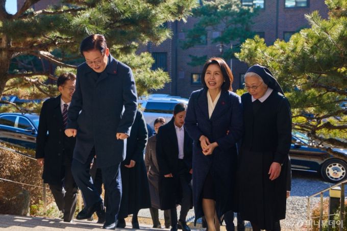[서울=뉴시스] 최동준 기자 = 이재명 대통령과 김혜경 여사가 25일 성탄 인사를 하기 위해 인천 계양구 노틀담 수녀원을 방문하고 있다. (사진=대통령실 제공) 2025.12.25. photo@newsis.com *재판매 및 DB 금지 /사진=