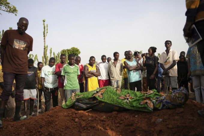 15일(현지시간) 나이지리아 중북부 지케(Zike) 농업 공동체에서 주민들이 무장 집단의 총격으로 숨진 희생자 장례를 치르고 있다. 종려 주일인 지난 13일 밤 목축민들로 추정되는 무슬림 무장세력이 이곳 기독교 농업공동체를 공격해 최소 51명이 숨진 것으로 알려졌다. /AP=뉴시스