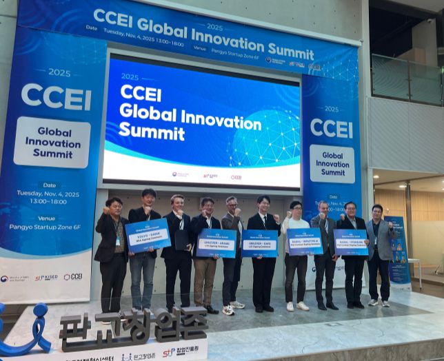 지난달 4일 판교 창업존에서 열린 '2025 CCEI 글로벌 이노베이션 서밋'에서 국내 스타트업 대표들과 글로벌 대기업 관계자들이 협약 체결 후 기념촬영을 하고 있다./사진제공=경기혁신센터