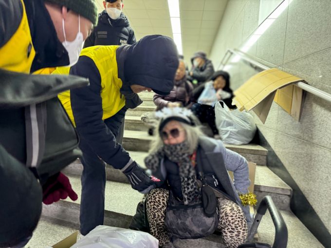 오세훈 서울시장이 25일 오후 서울역광장 인근 지하보도를 찾아, 한파 속 거리노숙인의 안부를 살피고 보호 지원을 안내하고 있다. /사진=서울시