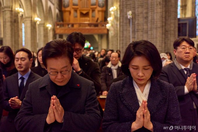 [서울=뉴시스] 최동준 기자 = 이재명 대통령과 김혜경 여사가 25일 서울 명동성당에서 열린 성탄 미사에 참석해 기도하고 있다. (사진=대통령실 제공) 2025.12.25. photo@newsis.com *재판매 및 DB 금지 /사진=