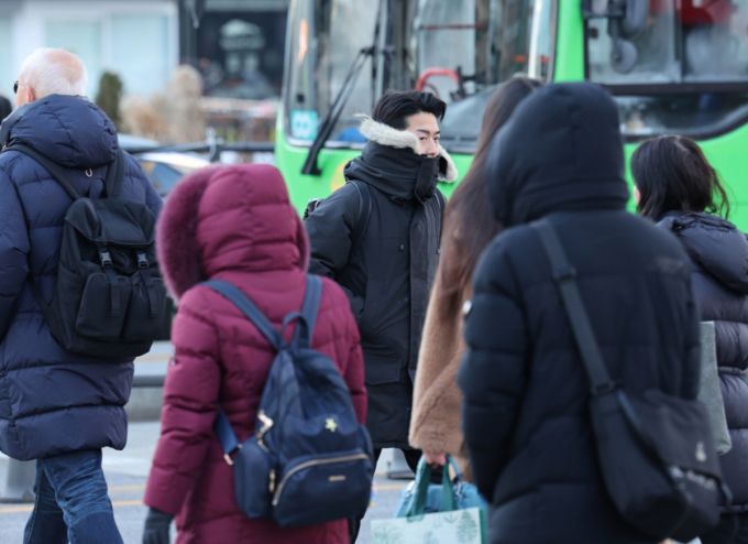 서울 아침 최저기온 영하 12도 등 전국에 한파가 찾아온 26일 오전 서울 종로구 세종대로 사거리에서 두꺼운 옷차림의 시민들이 출근길 발걸음을 옮기고 있다./사진=뉴시스
