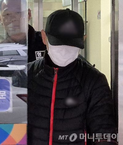 (의정부=뉴스1) 양희문 기자 = 자고 있는 태국인 아내 얼굴에 끓는 물을 부어 화상을 입힌 혐의를 받는 40대 남성 A 씨가 16일 경기도 의정부지법에서 구속 전 피의자 심문(영장실질심사)을 마치고 나서고 있다. 2025.12.16/뉴스1  Copyright (C) 뉴스1. All rights reserved. 무단 전재 및 재배포,  AI학습 이용 금지. /사진=(의정부=뉴스1) 양희문 기자