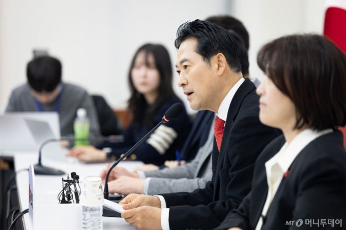 (서울=뉴스1) 유승관 기자 = 장동혁 국민의힘 대표가 28일 서울 여의도 국회에서 열린 현안 기자간담회에서 모두 발언을 하고 있다. 2025.12.28/뉴스1  Copyright (C) 뉴스1. All rights reserved. 무단 전재 및 재배포,  AI학습 이용 금지. /사진=(서울=뉴스1) 유승관 기자