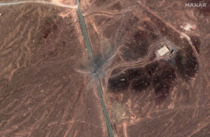 6월 24일 이란 쿰 지역 북동부에 위치한 이란의 포르도 핵 시설 진입로에 이스라엘의 공습으로 생긴 구멍이 포착됐다. /AFPBBNews=뉴스1
