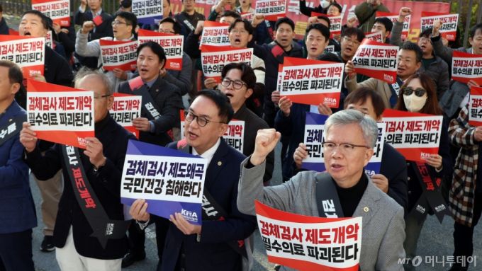 [세종=뉴시스] 강종민 기자 = 대한의사협회 김택우 회장과 집행부, 대표자 등이 11일 세종시 정부세종청사 보건복지부 앞에서 궐기대회를 열어 검체검사 제도개편 강제화 전면 중단을 촉구하고 있다. 2025.11.11. ppkjm@newsis.com /사진=강종민