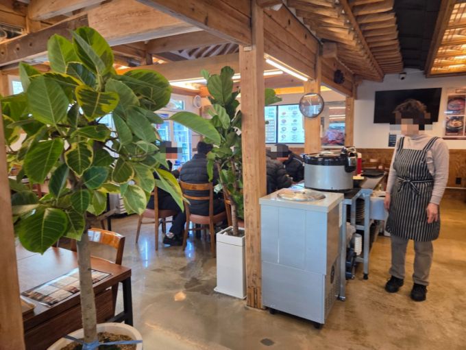 29일 오전 이금이씨(63)의 가게 안에서 경찰관 6명이 식사를 하는 모습. 이씨는 청와대 인근으로 가게를 옮긴 후 매출이 30% 올랐다고 말했다./사진=김서현 기자.