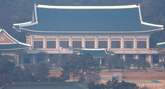 [서울=뉴시스] 추상철 기자 = 이재명 대통령의 청와대 업무가 시작된 29일 오전 서울 종로구 청와대에 태극기와 봉황기가 나란히 바람에 펄럭이고 있다. 2025.12.29. scchoo@newsis.com /사진=추상철