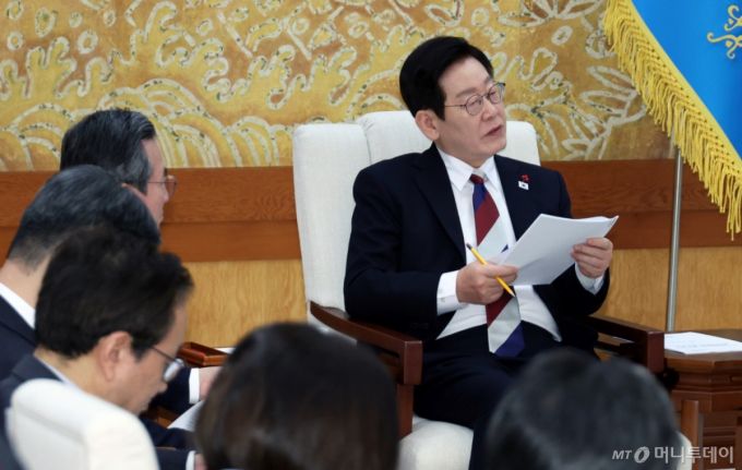 (서울=뉴스1) 이재명 기자 = 이재명 대통령이 29일 대통령실 이전 작업이 마무리된 청와대로 출근한 뒤 위성락 안보실장, 김용범 정책실장을 비롯한 참모들과 차담을 하고 있다. (청와대통신사진기자단) 2025.12.29/뉴스1  Copyright (C) 뉴스1. All rights reserved. 무단 전재 및 재배포,  AI학습 이용 금지. /사진=(서울=뉴스1) 이재명 기자