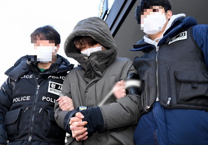 택시기사와 집주인을 잔인하게 살해하고 시신을 유기한 혐의로 구속된 이기영이 2023년 1월4일 오전 경기 고양시 일산동부경찰서에서 검찰로 송치되고 있다. /사진=뉴스1