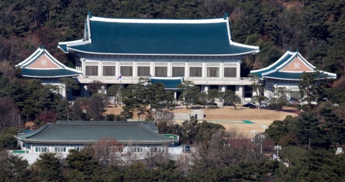 서울 종로구 청와대 본관 앞 국기게양대에 내걸린 태극기가 바람에 펄럭이고 있다. 대통령실 공식 명칭이 29일부로 청와대로 바뀌며 대통령을 상징하는 봉황기는 29일 0시부로 청와대에 게양된다.  /사진=뉴시스