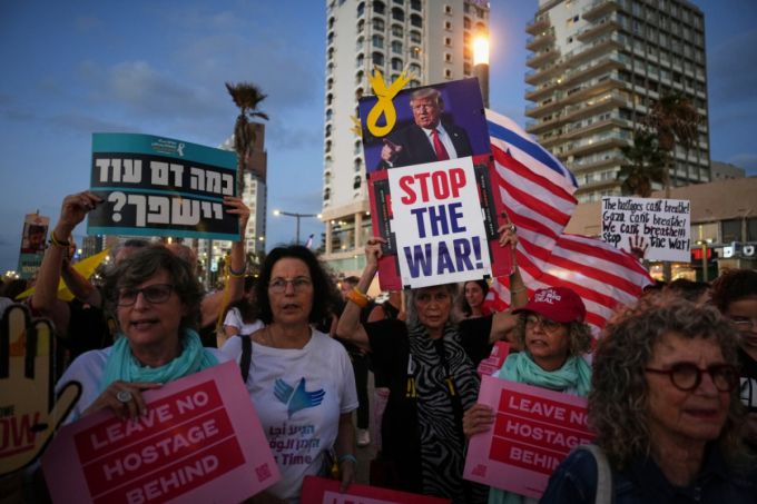 9월29일(현지 시간) 이스라엘 텔아비브 주재 미국 대사관 분관 앞에서 이스라엘 시민들이 가자지구 전쟁 종식을 촉구하고 있다. /AP=뉴시스