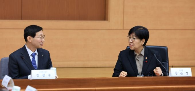 (서울=뉴스1) 임세영 기자 = 정은경 보건복지부 장관(오른쪽)과 김성주 국민연금공단 이사장이 15일 서울 종로구 정부서울청사 별관 국제회의실에서 열린 제7차 국민연금기금운용위원회 회의에서 대화를 나누고 있다. 2025.12.15/뉴스1  Copyright (C) 뉴스1. All rights reserved. 무단 전재 및 재배포,  AI학습 이용 금지. /사진=(서울=뉴스1) 임세영 기자