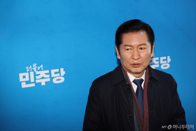 [서울=뉴시스] 김금보 기자 = 정청래 더불어민주당 대표가 30일 서울 여의도 국회에서 김병기 원내대표 사퇴 관련 입장을 밝히고 있다. 2025.12.30. kgb@newsis.com /사진=김금보