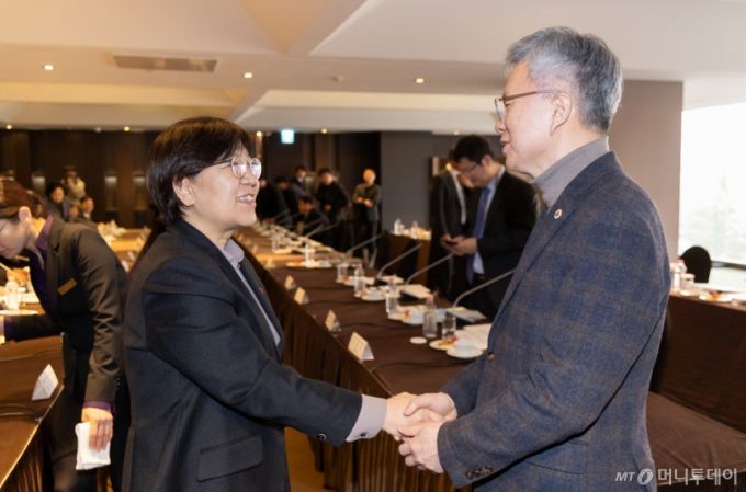 정은경 보건복지부 장관(사진 왼쪽)이 29일 오후 서울 중구 더플라자호텔에서 열린 2025년 제1차 보건의료정책심의위원회에서 김택우 대한의사협회장과 악수하고 있다. /사진=[서울=뉴시스] 황준선 기자