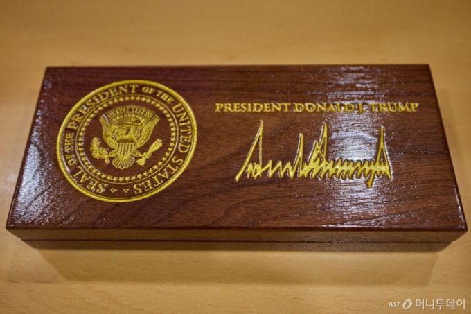 (서울=뉴스1) 이재명 기자 = 이재명 대통령이 30일 청와대 집무실에서 도널드 트럼프 미국 대통령이 선물한 '백악관 황금 열쇠'를 살펴봤다.   황금열쇠는 트럼프 대통령이 '언제든 백악관을 방문할 수 있다'는 의미를 담아 가까운 인사에게 주는 특별한 선물이다.  사진은 선물로 받은 황금 열쇠.  (이재명 대통령 SNS. 재판매 및 DB 금지) 2025.12.30/뉴스1  Copyright (C) 뉴스1. All rights reserved. 무단 전재 및 재배포,  AI학습 이용 금지. /사진=(서울=뉴스1) 이재명 기자