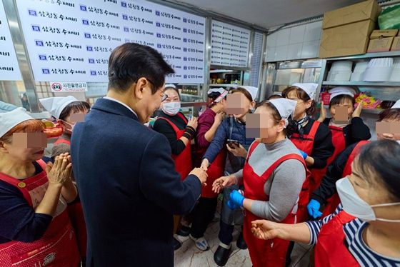이재명 대통령이 삼청동 식당 직원들과 인사를 나누고 있는 모습/사진=뉴시스